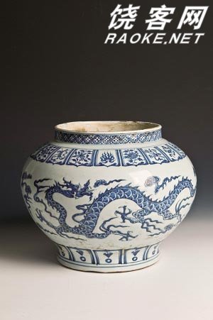 方形纸盘画动物图片大全_动物世界 高50.5厘米,口径44.9厘米,足径24厘米 1959年安徽阜南出土 中国历史博物馆藏品 。 圆口外侈,折肩细颈大腹,圈足。肩部饰龙首突出肩外的龙象三条,阔嘴有角,蛇形身,尾上卷,其间另有夔龙纹。夔龙头上有角,张口吐舌,卷唇,卷尾。腹部为三组相同纹饰,虎头居中,虎身左右展开,虎口衔一人,人像两侧有两夔龙相对组成的兽面纹。安徽阜南地区当时为淮夷聚居地,从该尊的形制看,明显受到中原文化的影响,纹饰又有典型的地方特色。此尊腹里随外表纹饰凹凸而作相应的凹凸状,鲜见于其它器物,亦为其特色。 曲体玉龙 新石器时代