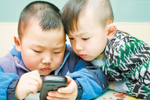 玩手机的危害: 饶客网